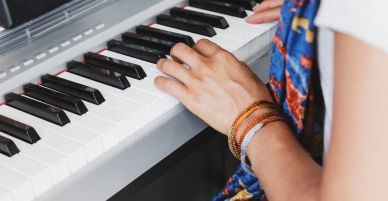 a-woman-plays-the-piano
